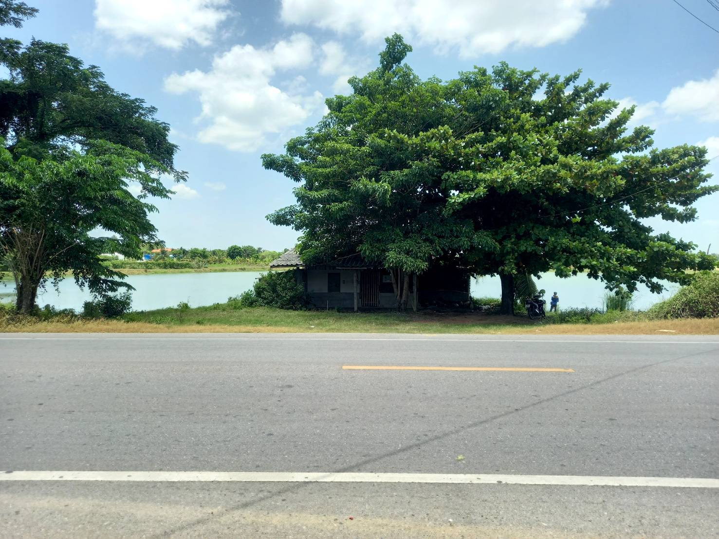 ขายที่ดิน เป็นบึงน้ำ วิวสวย18 ไร่ เจ้าของขายเอง  ตำบลสัมปทวน อำเภอนครชัยศรี จังหวัดนครปฐม