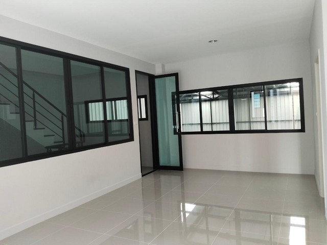 อาคารพาณิชย์ THE LUXX บุษราคัมเทอเรส30  ศาลายา อาคารพาณิชย์ 3 ชั้นนครปฐม 