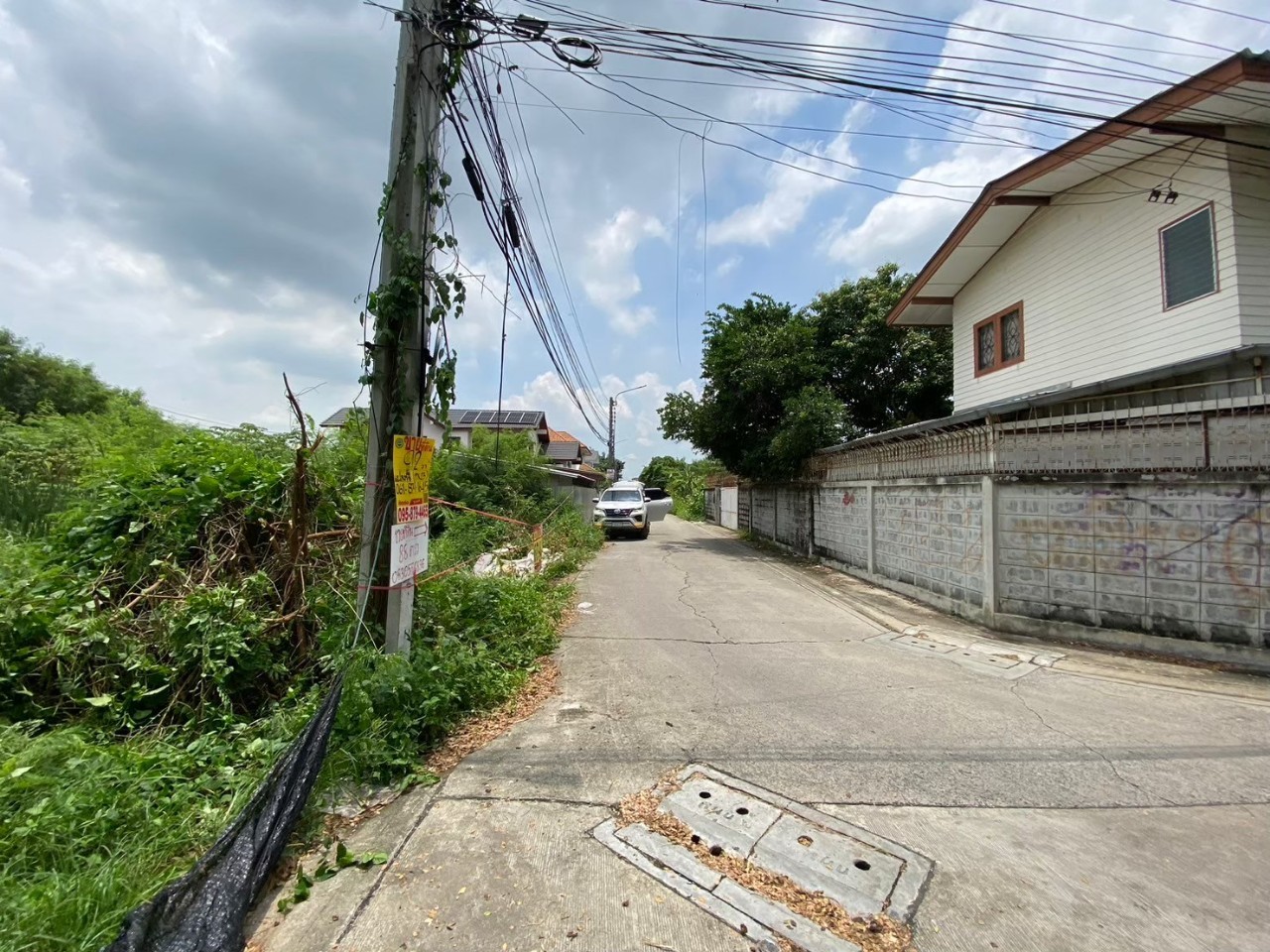 ขายด่วน ที่ดินใกล้ รฟฟ.สายสีชมพู 92  ตารางวา แปลงมุม ติดถนนคอนกรีตสาธารณะ รามอินทรา 65 แยก 2-4 กทม.