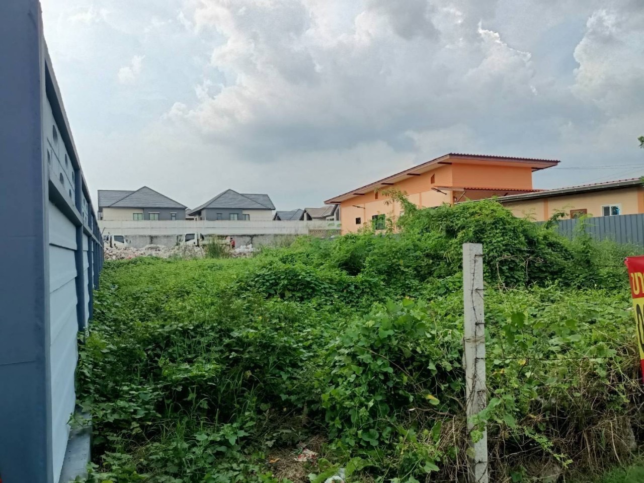 ขายที่ดินถนนศรีนครินทร์-ร่มเกล้า 332 ตารางวา ถมแล้วบางส่วน แขวงทับช้าง เขตสะพานสูง กทม.