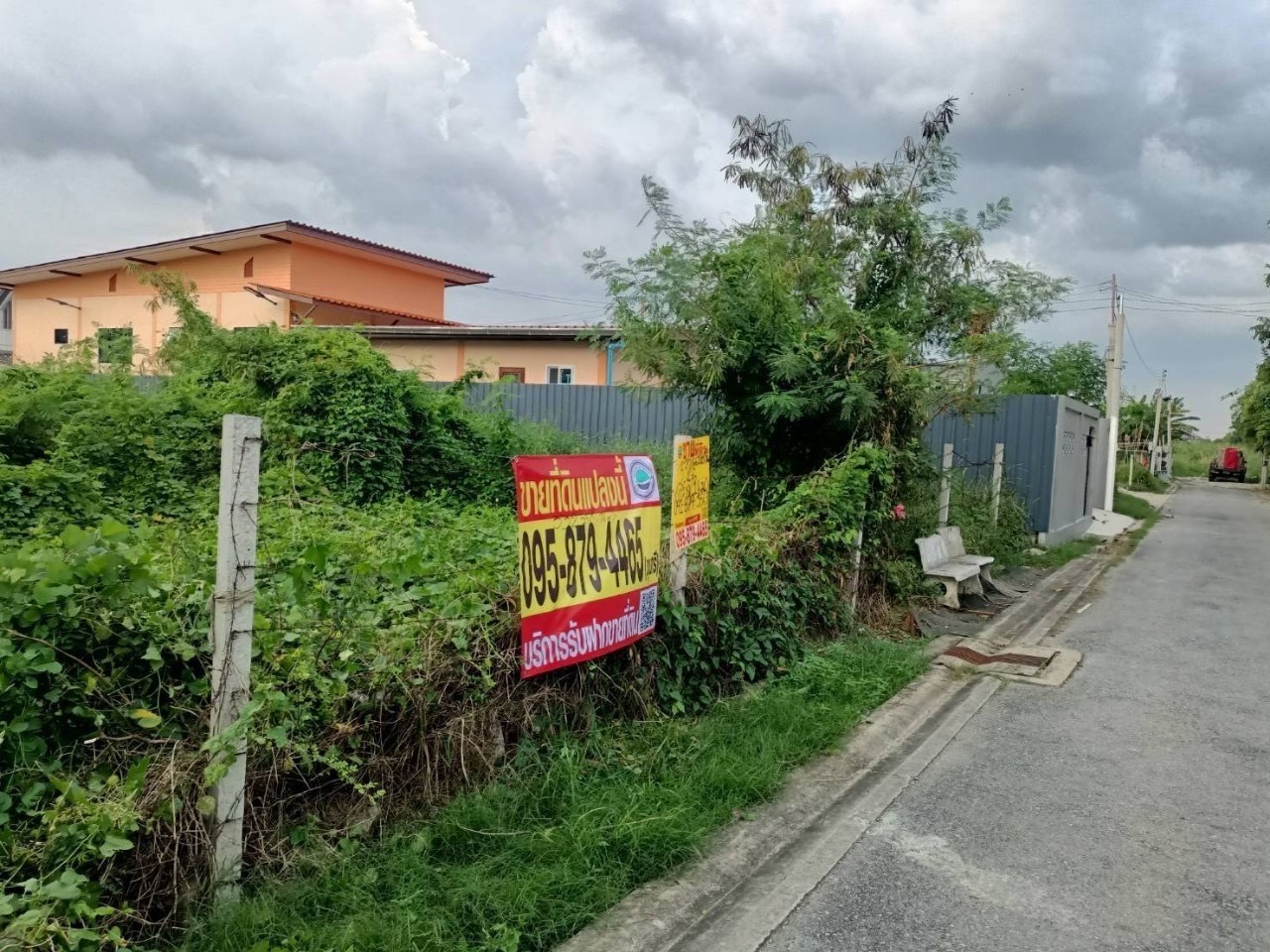 ขายที่ดินถนนศรีนครินทร์-ร่มเกล้า 332 ตารางวา ถมแล้วบางส่วน แขวงทับช้าง เขตสะพานสูง กทม.