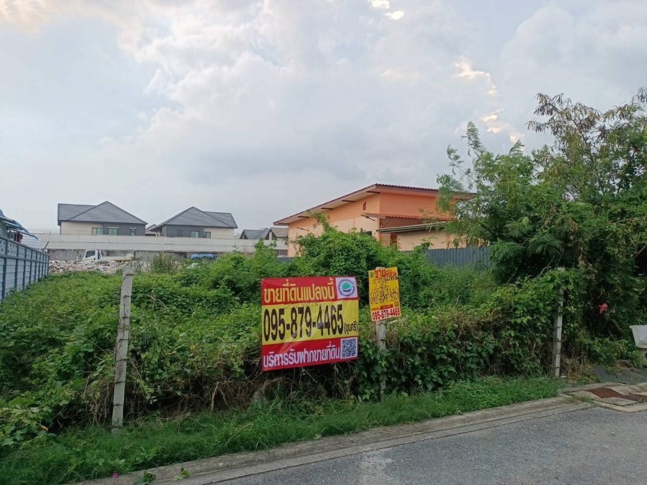 ขายที่ดินถนนศรีนครินทร์-ร่มเกล้า 332 ตารางวา ถมแล้วบางส่วน แขวงทับช้าง เขตสะพานสูง กทม.