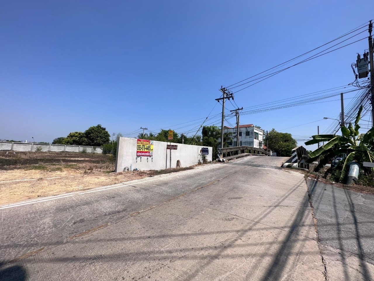 ลดทันที 1 ลบ. ขายที่ดินติดคลองนายหลีก 258.9 ตารางวา ถมและล้อมรั้วคอนกรีตแล้ว  อ.บางบัวทอง จ.นนทบุรี