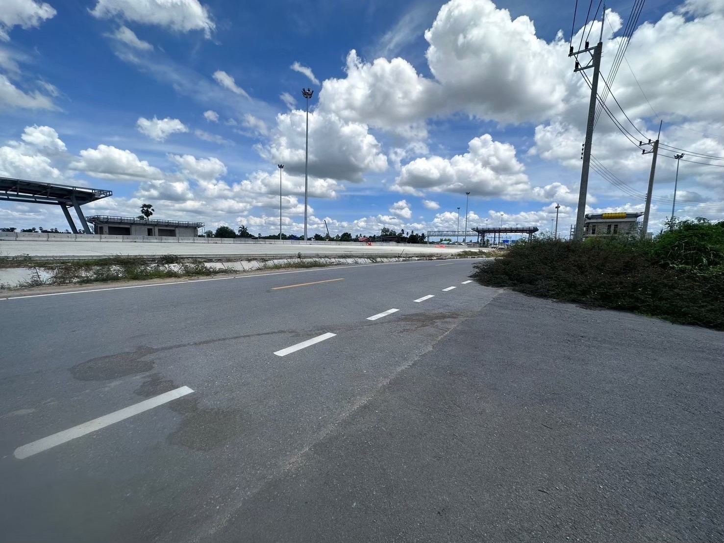 ขายด่วน ที่ดินใกล้ด่านมอเตอร์เวย์ M81 เนื้อที่ 300 ตร.ว ติดถนนลาดยางสาธารณะ มีไฟฟ้า+ประปา ต. มาบแค  อ. เมืองนครปฐม จ. นครปฐม