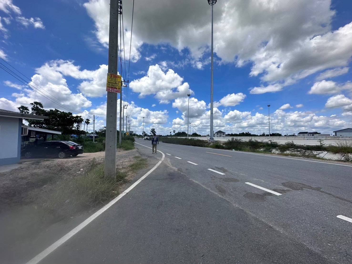 ขายด่วน ที่ดินใกล้ด่านมอเตอร์เวย์ M81 เนื้อที่ 300 ตร.ว ติดถนนลาดยางสาธารณะ มีไฟฟ้า+ประปา ต. มาบแค  อ. เมืองนครปฐม จ. นครปฐม