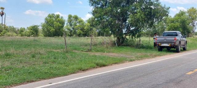 ขายที่ดิน 8 ไร่เศษ ติดถนน ทำเลสวย ใกล้สนามบิน ต.หนอกพอก อ.ธวัชบุรี จ.ร้อยเอ็ด 