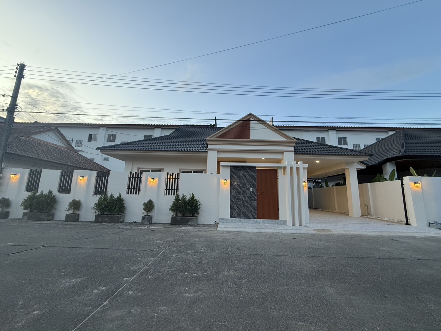 ขายที่ดิน 48 ตร.วา ริมถนนตัดใหม่ เทียนทะเล-แสมดำ กรุงเทพมหานคร  ที่ตั้ง :  แขวงท่าข้าม เขตบางขุนเทียน กรุงเทพมหานคร  ขนาดที่ดิน :  48 ตารางวา  รายละเอียด ที่ดิน 48 ต