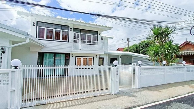 ขายบ้านพักตากอากาศ พร้อมสนามหญ้าต้นไม้ร่มรื่นบรรยากาศเงียบสงบ เหมาะสำหรับ อยู่อาศัยพักตากอากาศ หรือปรับเป็นโฮมสเตย์ เชียงใหม่