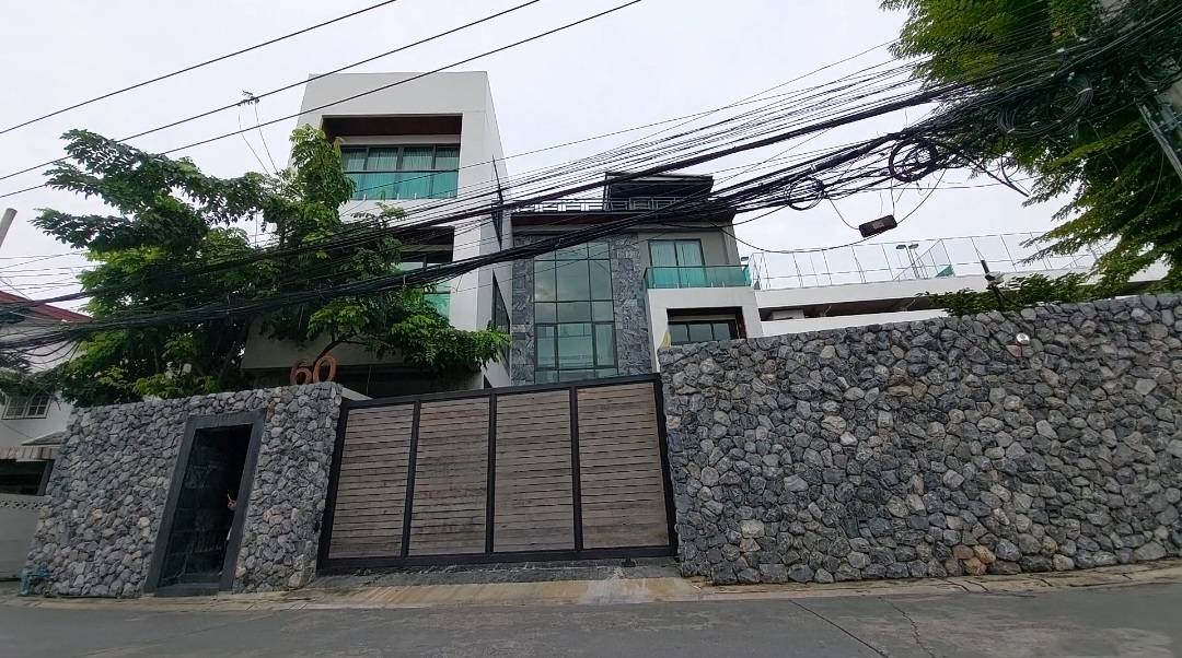 คฤหาสน์หรู บนเนื้อที่ 93 ตรว.