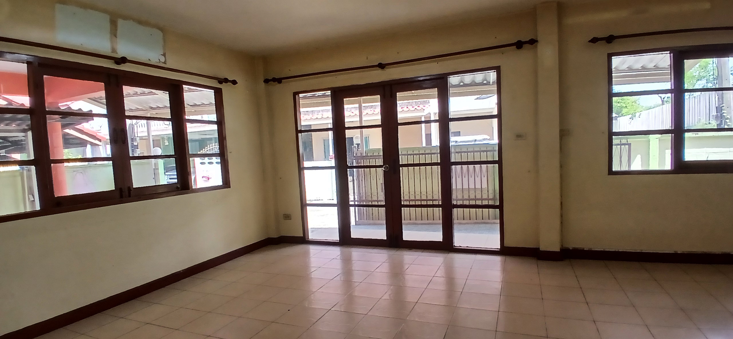 ขายบ้านเดี่ยวใกล้สนามบินดอนเมืองเพียง 10 นาที หน้ากว้างหลังมุม 48 ตร.วา หมู่บ้านพูลศรี