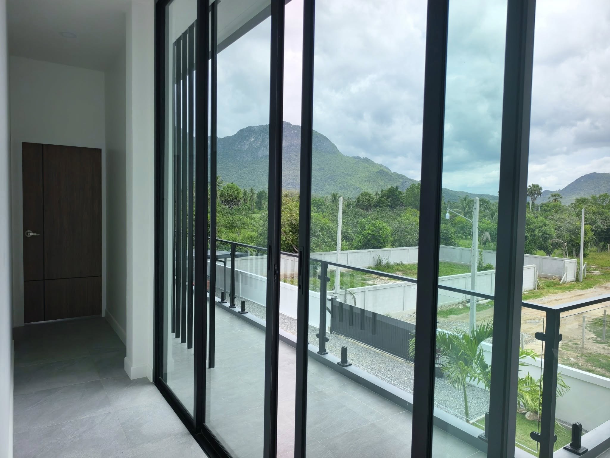 ขายบ้านสวยทรงโมเดิร์นสร้างบน ต.สามร้อยยอด อ.สามร้อยยอด จ.ประจวบคีรีขันธ์