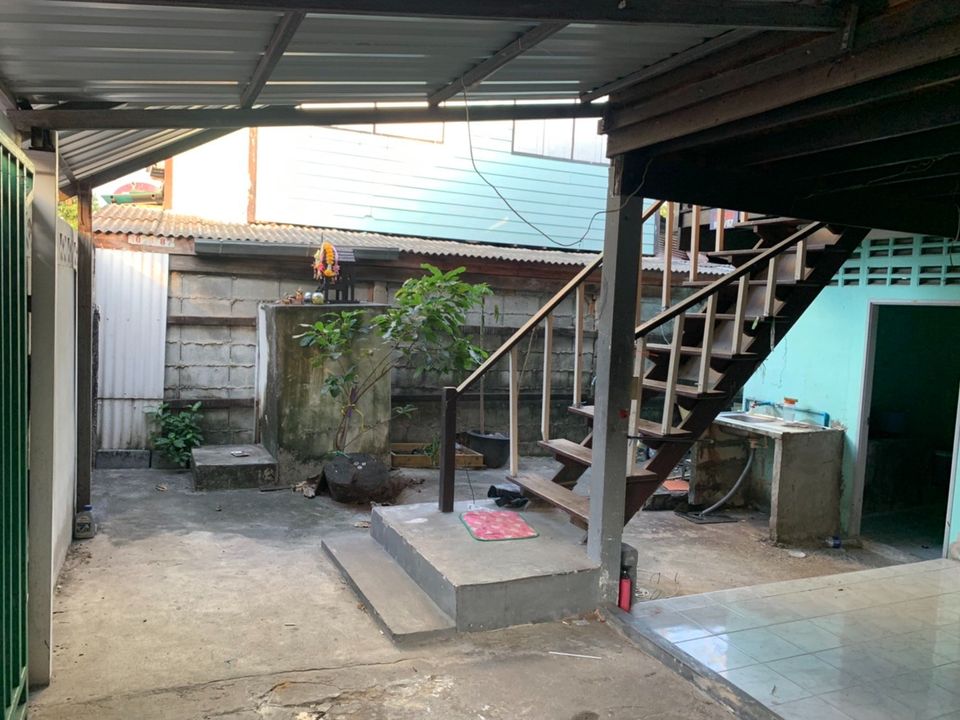 ขายบ้านเดี่ยว 2 ชั้น เนื้อที่ 31 ตรว.  หน้าบ้านกว้าง 8 เมตร รถยนต์จอดในบ้านได้ ทำเลดี ใกล้ รพ.ศิริราช ,รถไฟฟ้าไฟฉาย ซอยพรานนก 7 แยก 13 ขาย ซอยอยู่ตรงข้ามวัดยาง   ราค