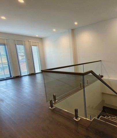 ขายบ้านเดี่ยว 3 ชั้น สไตล์โมเดิร์น ใจกลางสุขุมวิท 65