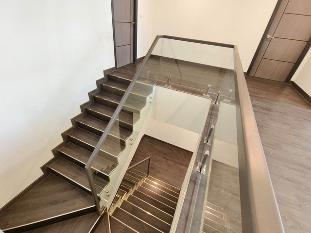 ขายบ้านเดี่ยว 3 ชั้น สไตล์โมเดิร์น ใจกลางสุขุมวิท 65