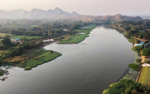 ขายที่ดิน ริมน้ำในเมืองโอกาสแบบนี้ไม่ได้มีบ่อย — แปลงใหญ่ วิวภูเขา ติดแม่น้ำแควน้อย