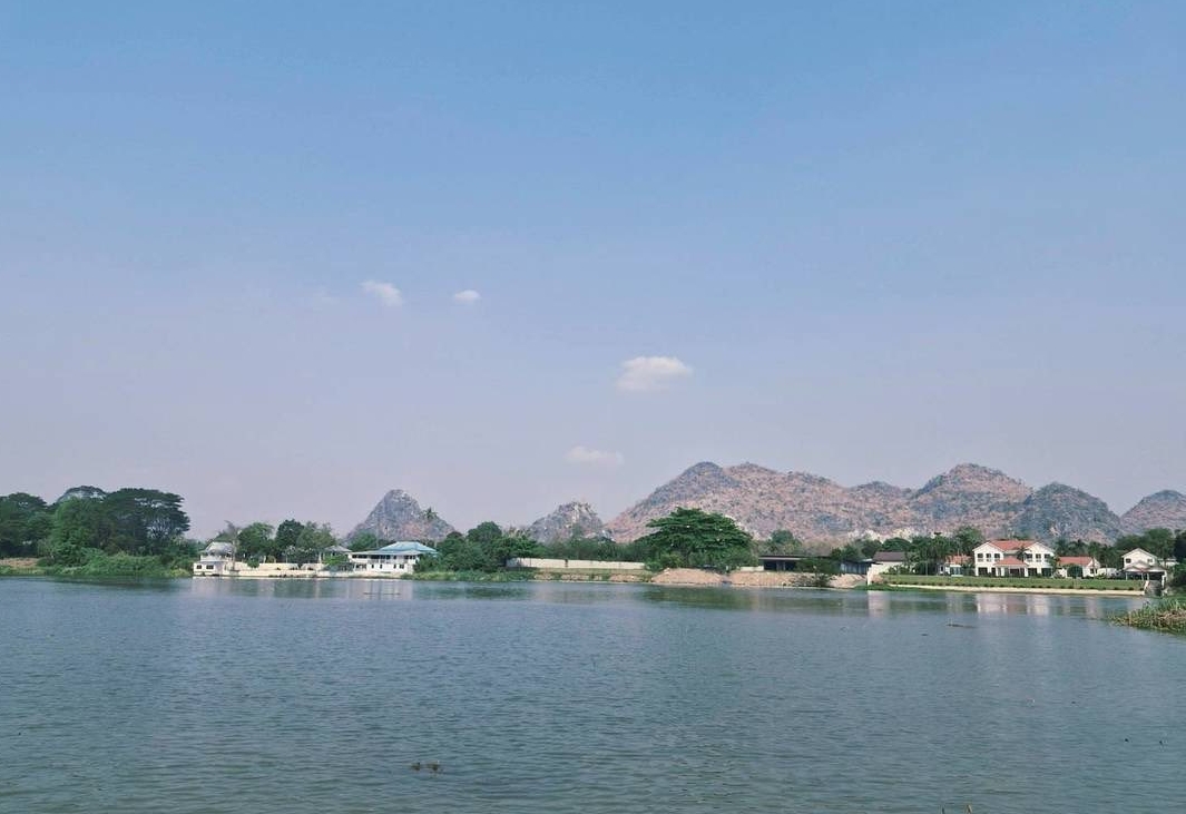 ขายที่ดิน ริมน้ำในเมืองโอกาสแบบนี้ไม่ได้มีบ่อย — แปลงใหญ่ วิวภูเขา ติดแม่น้ำแควน้อย