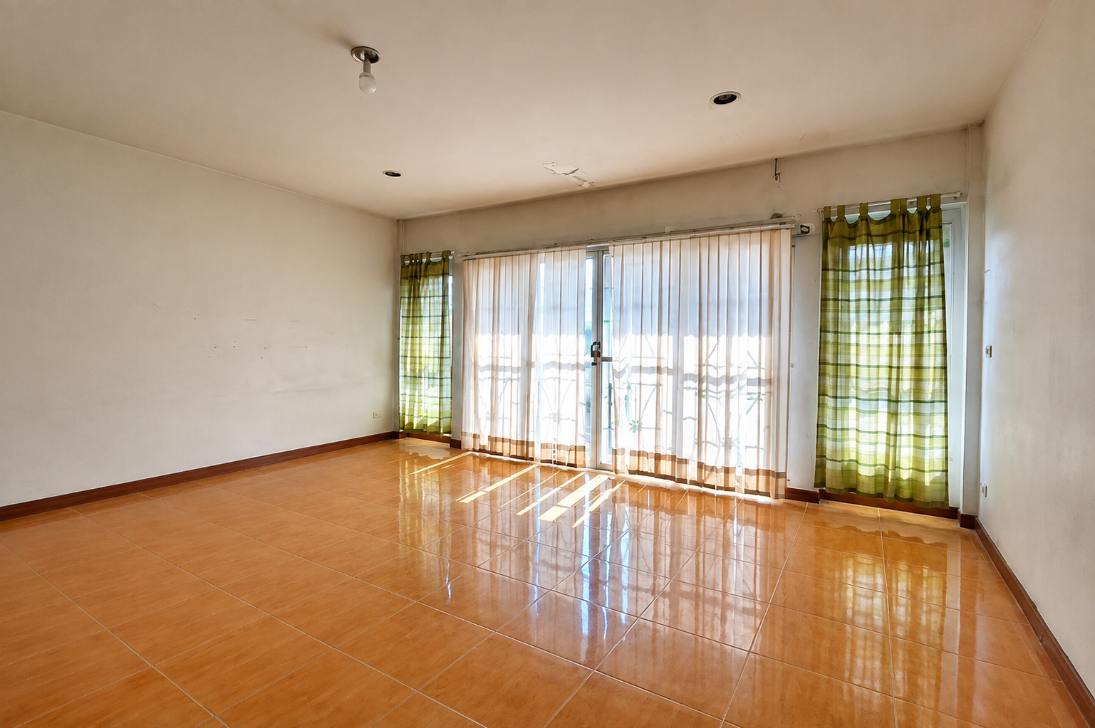บ้านใหญ่ 4 ห้องนอน งบไม่ถึง 3 ล้าน! ขายทาวน์โฮม 3 ชั้น หมู่บ้านรมัณยา พระราม 5–นครอินทร์