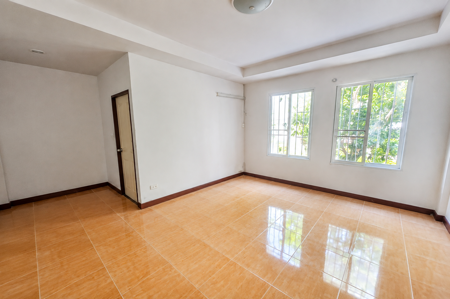 บ้านใหญ่ 4 ห้องนอน งบไม่ถึง 3 ล้าน! ขายทาวน์โฮม 3 ชั้น หมู่บ้านรมัณยา พระราม 5–นครอินทร์