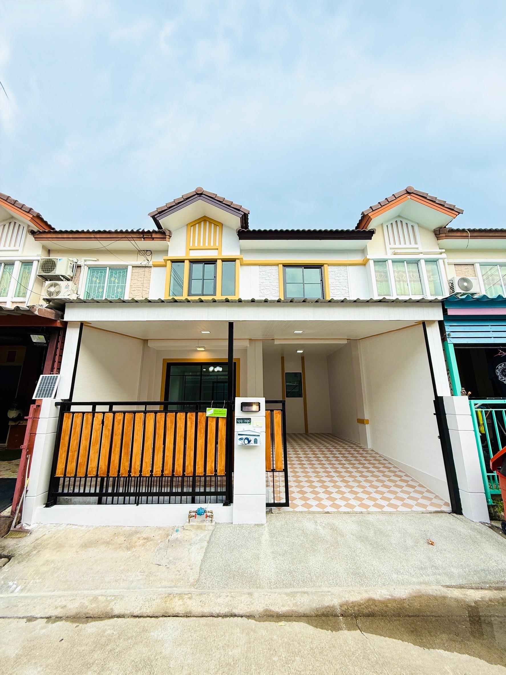   ขายด่วน! ทาวน์เฮาส์ 2 ชั้น รีโนเวทใหม่สวยกริ๊บ พร้อมเข้าอยู่  หมู่บ้านพฤกษาวิลล์ 33