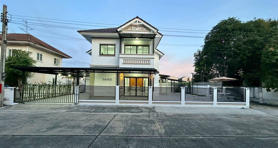 บ้านเดี่ยวหลังใหญ่ไม่เข้าซอย หลังบ้านไม่ติดใคร ติดสวนสาธารณะโครงการ หน้าบ้านหัน 
