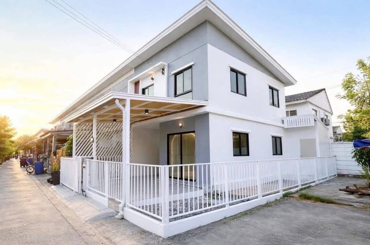  รีโนเวทใหม่เอี่ยมทั้งหลัง ดีไซน์โปร่งสบาย ได้พื้นที่ส่วนตัวหลังมุมเนื้อที่กว้าง 24 ตร.ว. แหล่งชุมชนเดินทางสะดวกเชื่อมต่อคลองหลวง-รังสิต พร้อมให้คุณแพ็คกระเป๋าเข้าอย