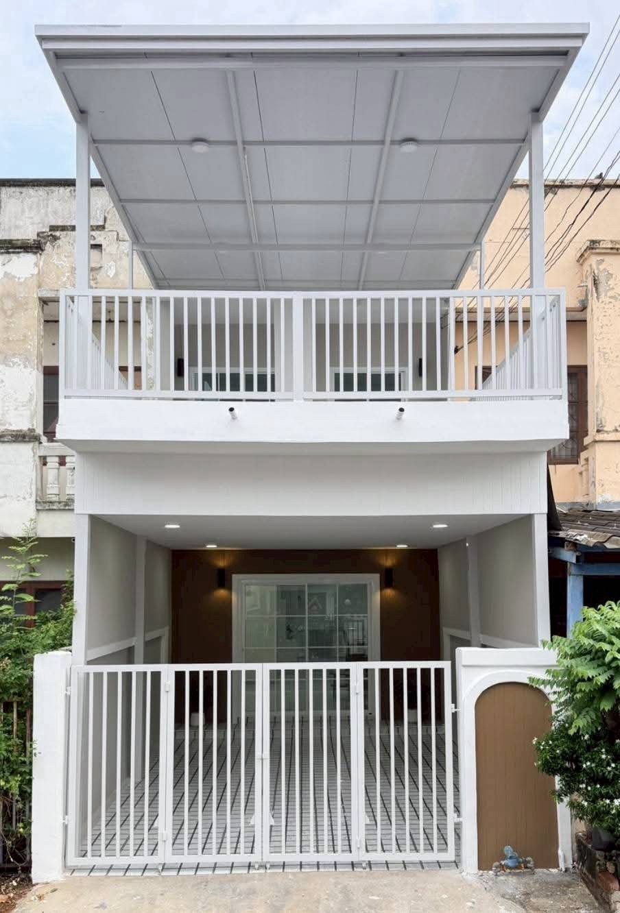 ทาวน์เฮาส์ 2 ชั้น หมู่บ้านร่มเงาไม้ วัดลาดปลาดุก รีโนเวทใหม่ มีเทอเรสรับลมชั้น 2 ลงเข็มเพิ่มความแข็งแรงให้แล้ว
