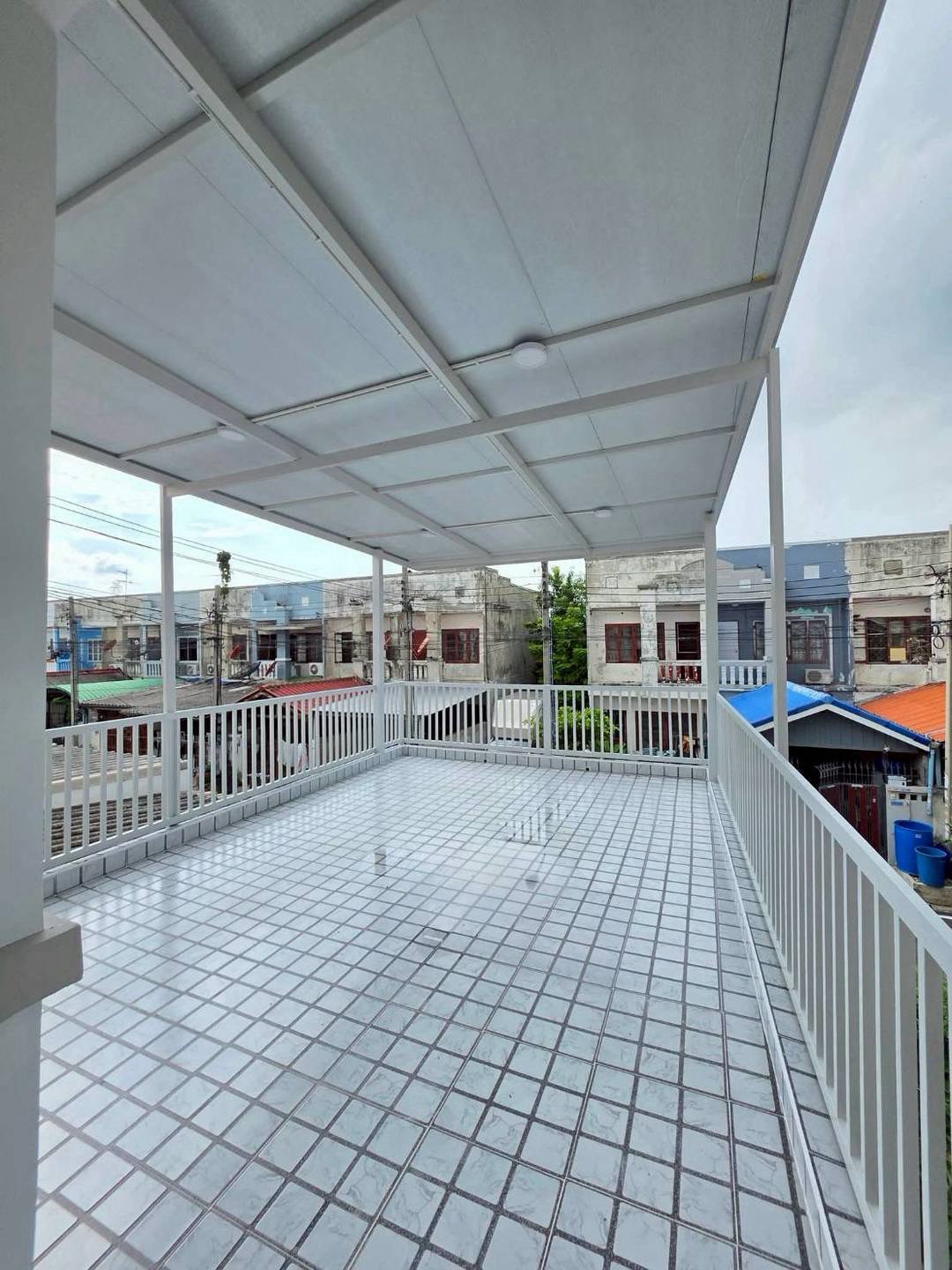 ทาวน์เฮาส์ 2 ชั้น หมู่บ้านร่มเงาไม้ วัดลาดปลาดุก รีโนเวทใหม่ มีเทอเรสรับลมชั้น 2 ลงเข็มเพิ่มความแข็งแรงให้แล้ว