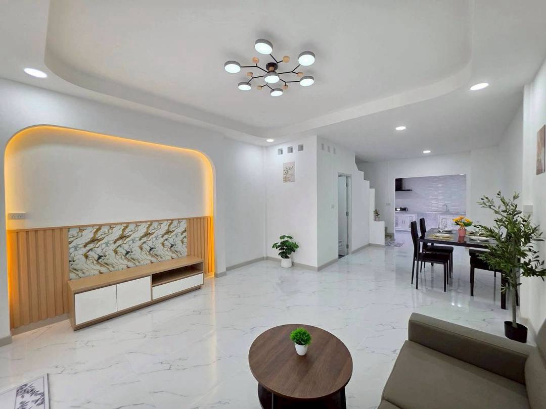 ทาวน์เฮาส์ 2 ชั้น หมู่บ้านร่มเงาไม้ วัดลาดปลาดุก รีโนเวทใหม่ มีเทอเรสรับลมชั้น 2 ลงเข็มเพิ่มความแข็งแรงให้แล้ว